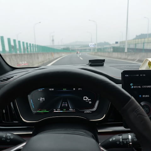 phụ kiện oto, đồ chơi oto, phụ kiện byd atto 3, đồ chơi byd atto 3, xevaban, hud kính lái atto 3, hud hiển thị tốc độ atto 3, màn hình hud atto 3.